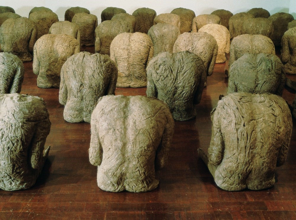 Plecy / Backs sculpture by Magdalena Abakanowicz